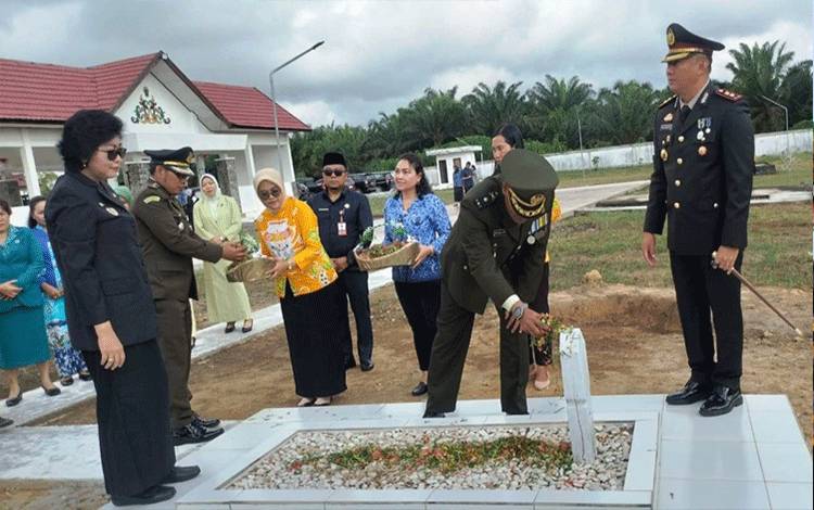 Penjabat Bupati Lamandau Bersama Forkopimda Ziarah ke TMP