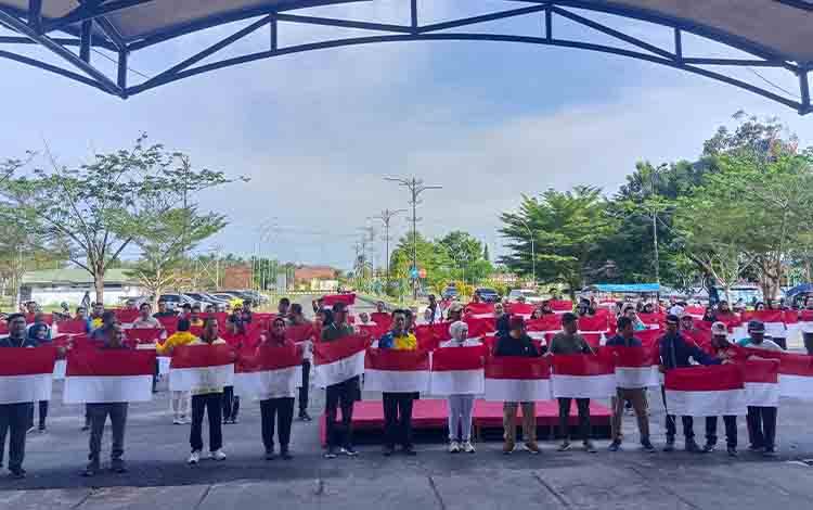 Kesbangpol Pulpis bagikan 1.900 Bendera Merah Putih