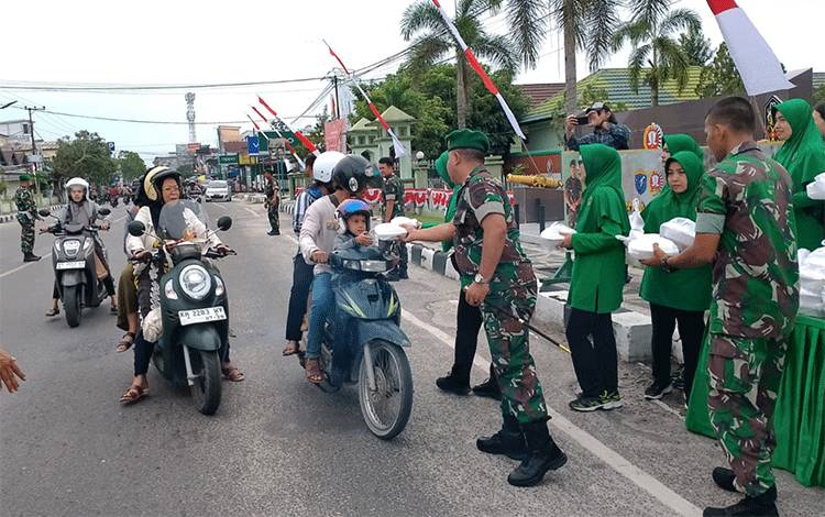 Jumat Berkah, Kodim 1014 Pangkalan Bun Berbagi Ratusan Nasi Kotak
