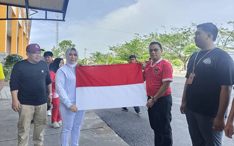 Pj Bupati Pulang Pisau Launching Pembagian Bendera Merah Putih