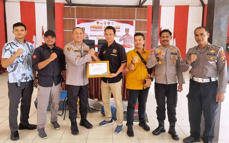 Kapolres Lamandau Terima Penghargaan dari PWI