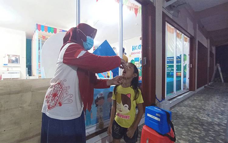 Hingga Malam, Kader PIN Polio Kejar Target Jangkauan Hingga ke Playground