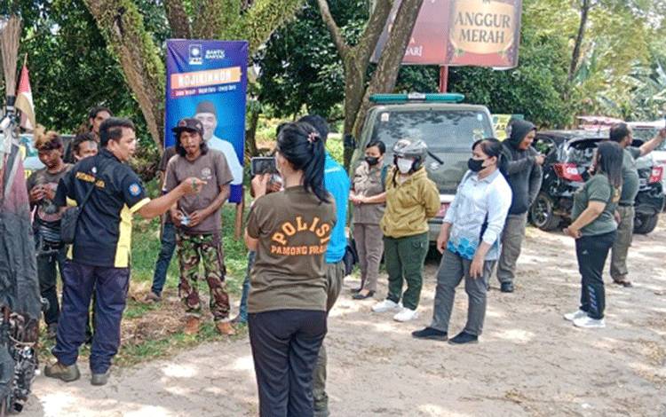 Satpol PP Palangka Raya Rajia Sejumlah Pengamen