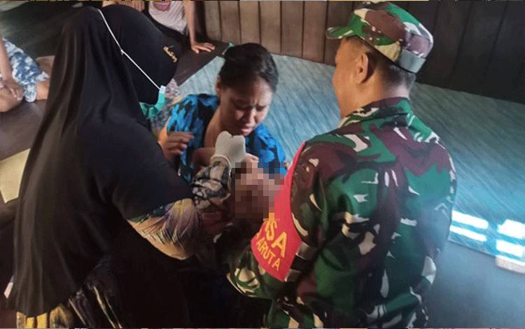 Sukseskan PIN Polio, Babinsa Aruta Dampingi Nakes Kunjungi Rumah Warga