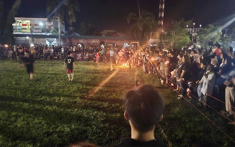Masyarakat Kuala Pembuang Antusias Saksikan Pertandingan Sepak Sawut