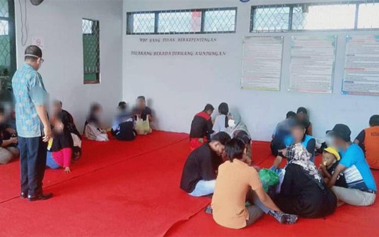 Jaga Keamanan dan Ketertiban, Petugas Rutan Kapuas Awasi Layanan Kunjungan WBP