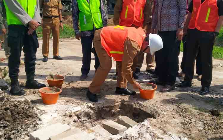 Pj Bupati Sukarama Lakukan Peletakan Batu Pertama Pembangunan Pasar Saik