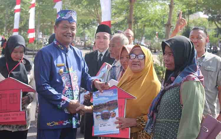 Pj Bupati Serahkan Bantuan Rumah Layak Huni di Hari Jadi ke-22 Seruyan