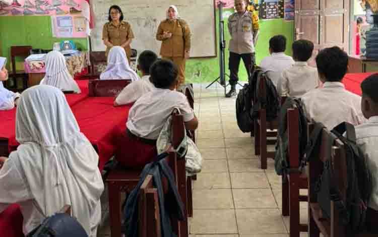 Lurah Panarung Sosialisasikan Stop Bullying dan Antisipasi Keracunan Makanan di SDN 1 Panarung