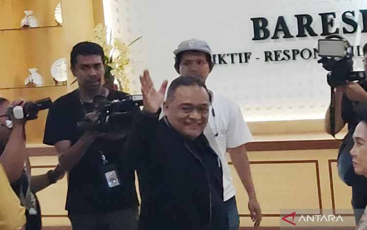 Kepala BP2MI Benny Rhamdani melambaikan tangan kepada awak media di Gedung Awaloedin Djamin Bareskrim Polri, Jakarta, Senin (5/8/2024). ANTARA/Nadia Putri Rahmani
