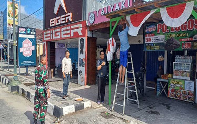 Anggota Provost Kodim 1014 Pangkalan Bun Imbau Warga Pasang Bendera