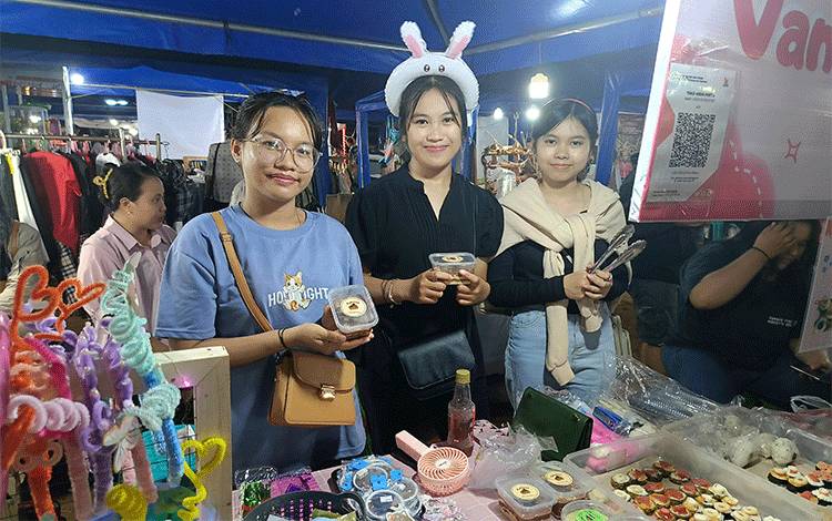 Tiga Mahasiswi Ini Manfaatkan Libur Kuliah Berjualan di Expo Bartim 2024