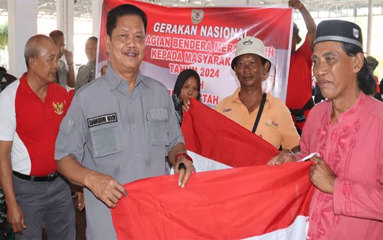 Pj Bupati Seruyan Bagikan Bendera Merah Putih untuk Peringatan HUT RI ke-79