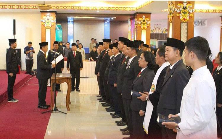 Lantik 10 Kepala Dinas ini, Pj Bupati Murung Raya Minta Pejabat Bekerja Penuh Dedikasi
