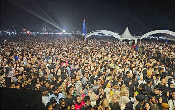 Ribuan Penonton Padati Bundaran III Kuala Pembuang Saksikan Konser NDX AKA