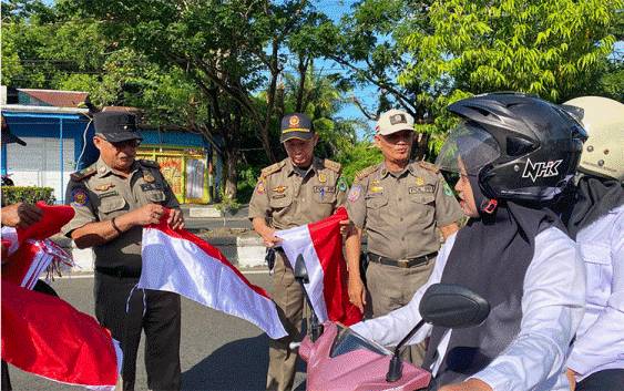 Sambut HUT ke 79 RI, Jajaran Satpol PP dan Damkar Kapuas Bagikan Bendera