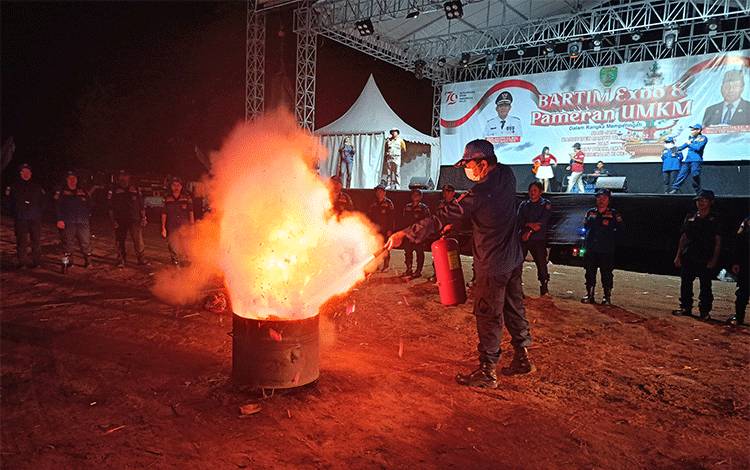 BPBD Damkar Adakan Simulasi Pemadaman Kebakaran Kecil di Bartim Expo 2024