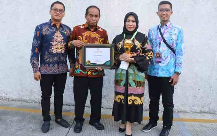Pemkab Pulang Pisau Terima Penghargaan Universal Health Coverage Award 2024