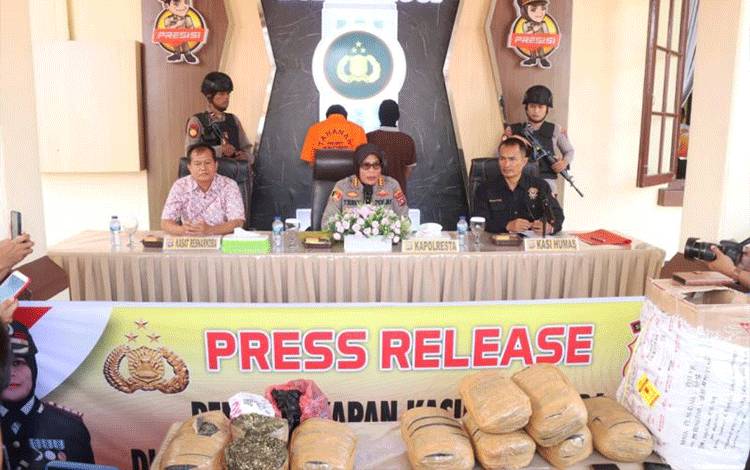 Polisi Gagalkan Peredaran 10 Kilogram Ganja