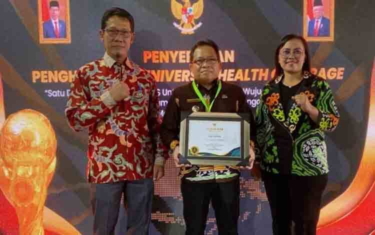 Pemkab Kapuas Terima Penghargaan UHC Award 2024