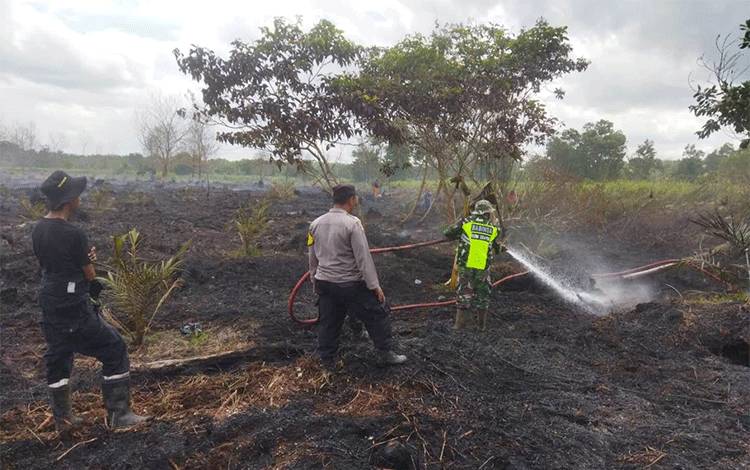 Koramil Kumai Bantu Padamkan Kebakaran Lahan