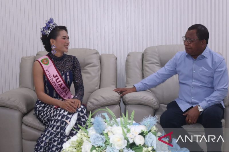 Putri Pariwisata Maluku 2024 Moy Phin bersilaturrahmi bersama Rektor Unpatti (Antara/Dedy Azis)
