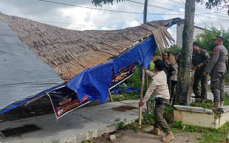 Satpol PP Sukamara Bongkar Lapak Ganggu Keindahan Kota
