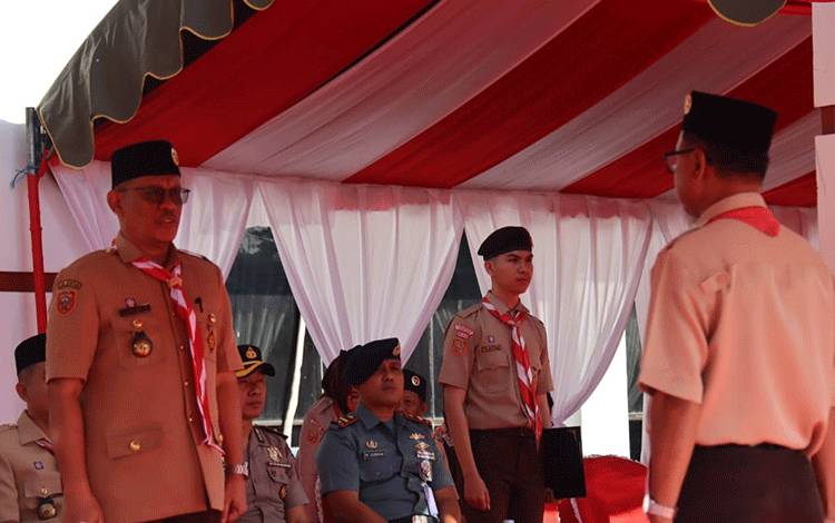 Pj Sekda Seruyan Pimpin Upacara Hari Pramuka ke-63
