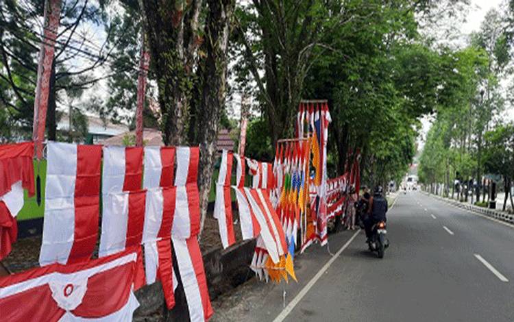 Penjual Bendera Pinggir Jalan di Pangkalan Bun Akui Omset Menurun