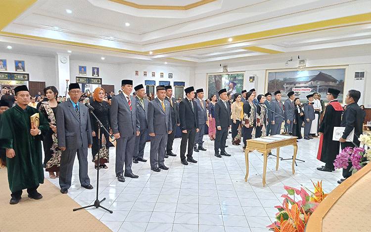 Ketua PN Tamiang Layang Ambil Sumpah Janji Anggota DPRD Barito Timur Periode 2024-2029