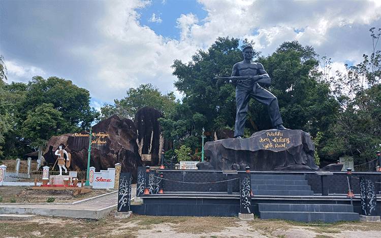 Obyek Wisata Bukit Batu Katingan, Tempat Pertapaan Tjilik Riwut