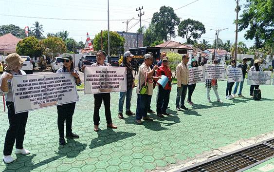 Wartawan di Barito Timur Lakukan Aksi Damai Tuntut Mendagri Copot Pj Bupati