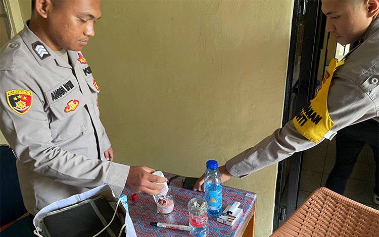 Perempuan ini Ditangkap Dittahti Polda Kalteng karena Bawa Sabu saat Jenguk Suaminya di Tahanan