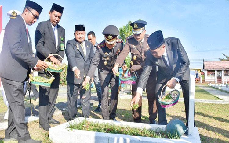 Pj Bupati Kapuas Ikuti Upacara Ziarah dan Tabur Bunga ke TMP Kencana Peringati HUT RI ke-79