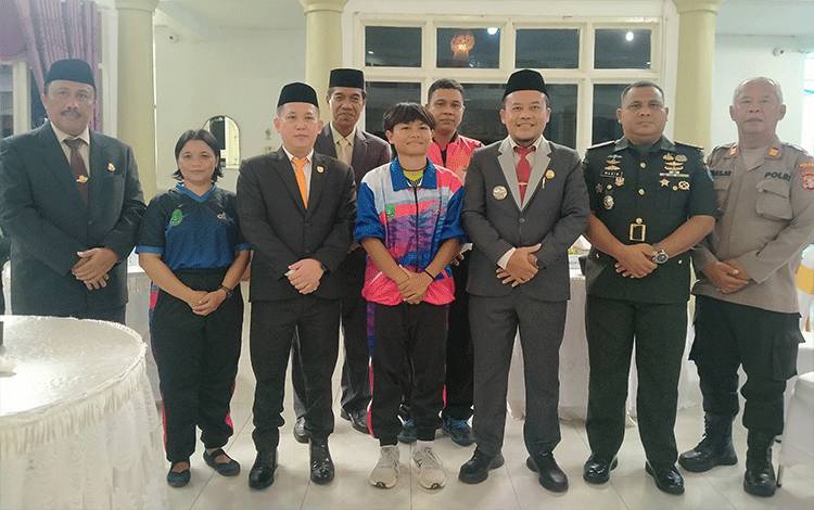 PJ Bupati Sukamara Berangkatkan Dua Atlet Wakili Kalteng Ikuti O2SN Tingkat Nasional