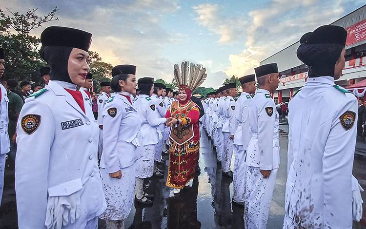 Wabup Kotim Terharu Terhadap Kinerja Paskibraka Tuntaskan Tugas Meski Diguyur Hujan