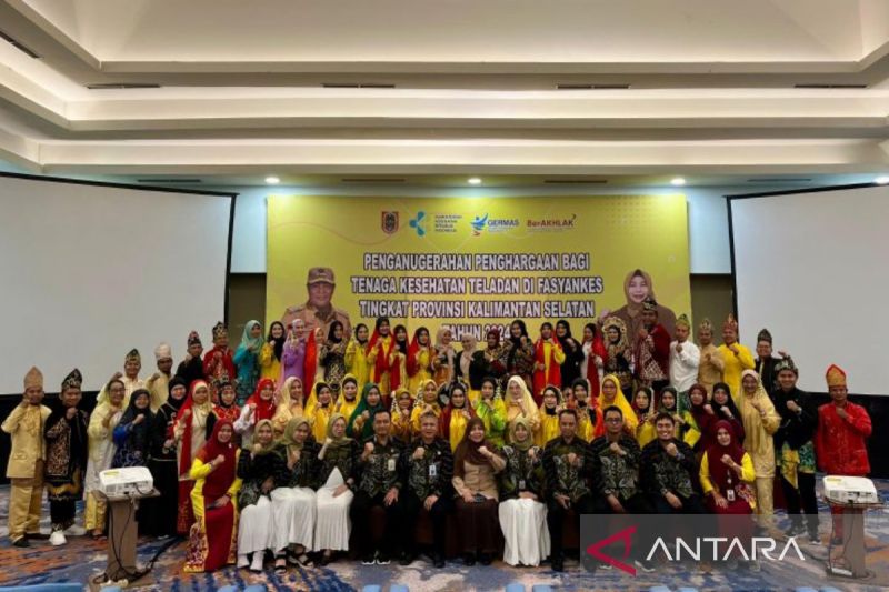 Puluhan tenaga kesehatan teladan 2024 yang meraih penghargaan dari Pemprov Kalsel di Banjarmasin, Senin (19/8/2024). ANTARA/HO-Media Center Kalsel