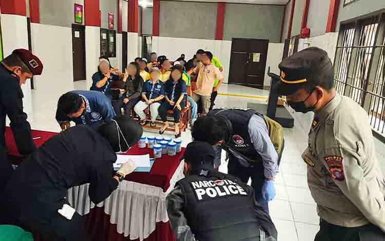 Rutan Tamiang Layang Gandeng Polres Barito Timur Tes Urine Warga Binaan