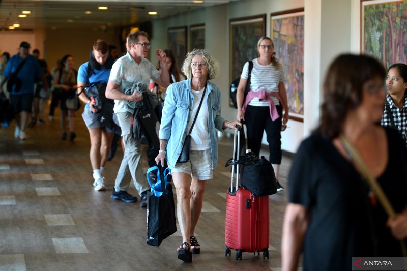 Illustration - Passengers arrive at I Gusti Ngurah Rai International Airport in Badung, Bali, on Thursday, August 15, 2024. ANTARA FOTO/Fikri Yusuf/aww