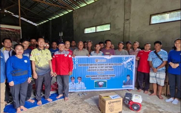 Pemprov Kalteng Serahkan 30 Unit Mesin Ces Nelayan Hanau