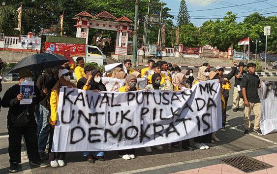 Tetap Kawal Putusan MK, Mahasiswa Untama Pangkalan Bun Demo Depan Kantor KPU Kobar