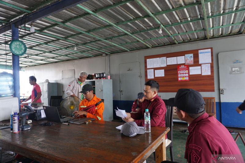 Tim Operasi Jagratara Tahap II saat melakukan pemeriksaan dokumen terhadap TKA di kapal tambang di Perairan Pangkalbalam, Jumat (ANTARA/HO-Humas Kantor Imigrasi Pangkalpinang)