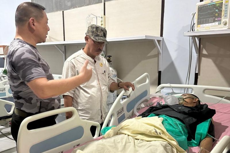 Wakil Rektor Bidang Kemahasiswaan Untad Sagaf mengunjungi mahasiswa korban unjuk rasa kawal putusan MK di RS Bhayangkara Palu, Jumat (25/8/2024). (ANTARA/HO-Dokumentasi Pribadi)