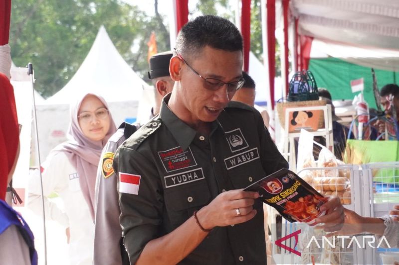 Wakil Bupati OKU Timur Adi Nugraha Purna Yudha meninjau bazar UMKM, Sabtu (24/8/2024). ANTARA/Edo Purmana