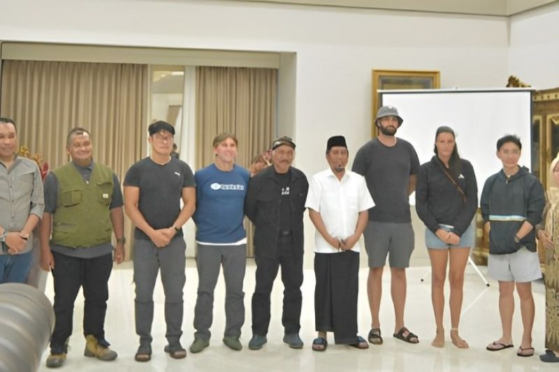 Tim Ekspedisi Internasional Banggai Raya berfoto bersama dengan PJ Bupati Banggai Kepulauan Ihsan Basir di Banggai. ANTARA/HO-Humas Diskominfo Banggai Kepulauan