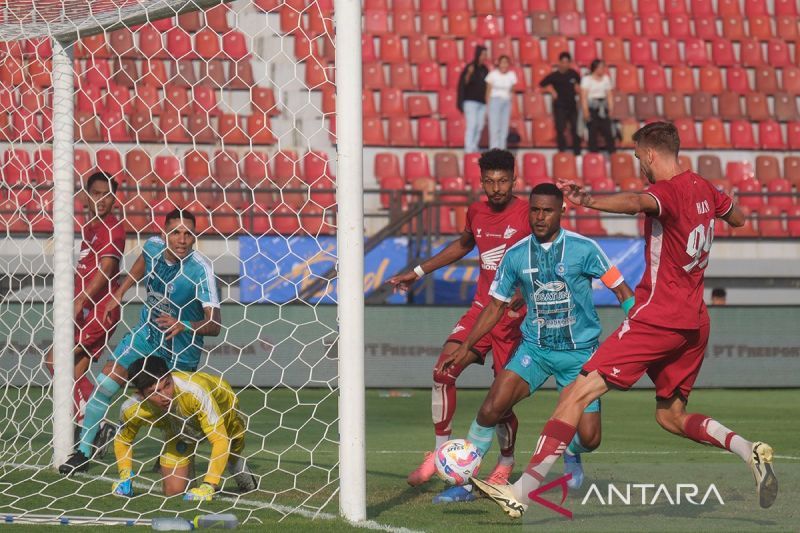 Pesepak bola PSM Makassar Nermin Haljeta (kanan) melepas tendangan ke gawang PSBS Biak pada pertandingan BRI Liga 1 di Stadion Kapten I Wayan Dipta, Gianyar, Bali, Jumat (16/8/2024). ANTARA FOTO/Nyoman Hendra Wibowo/YU/am.