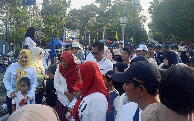 Ribuan Masyarakat Kobar Antusias Ikuti Jalan Sehat Deklarasi Paslon Hj Nurhidayah-Suyanto