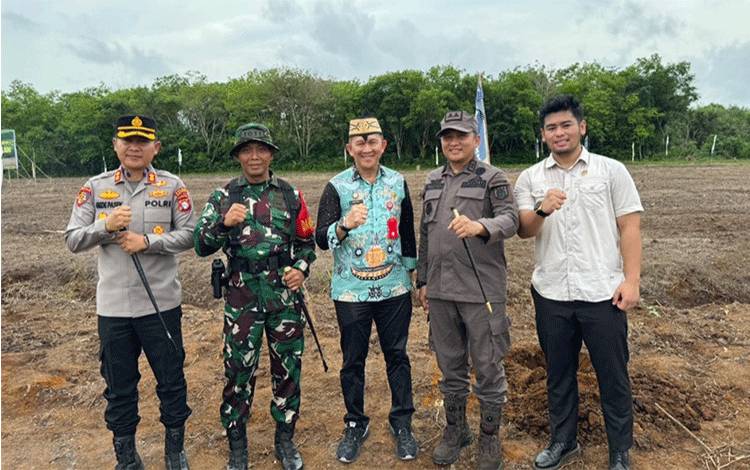 Anggota DPRD Kapuas ini Apresiasi TMMD ke-121 di Desa Manyahi