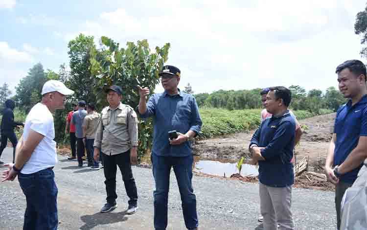 Pj Bupati Kapuas Tinjau Lokasi Rencana Pembangunan Lapangan Sport Center