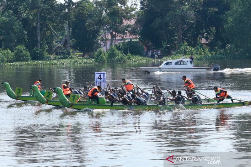 Tim berpacu di Siak Serindit Boat Race.(ANTARA/HO-Pemkab Siak)